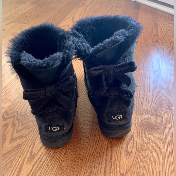 Ugg Medium Length Boots with Bows - Picture 2 of 6